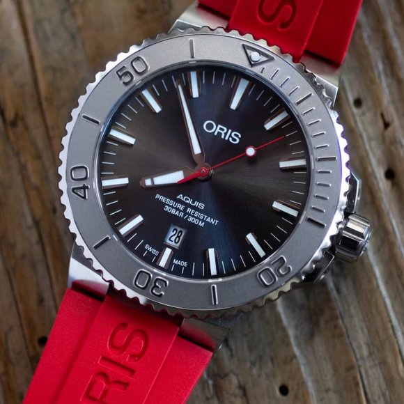 ORIS AQUIS DATE RELIEF - RED STRAP WATCH - Picture 2 of 3